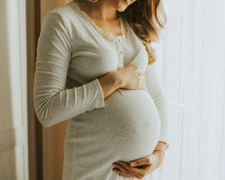 Femme enceinte, posant pour une photo de grossesse