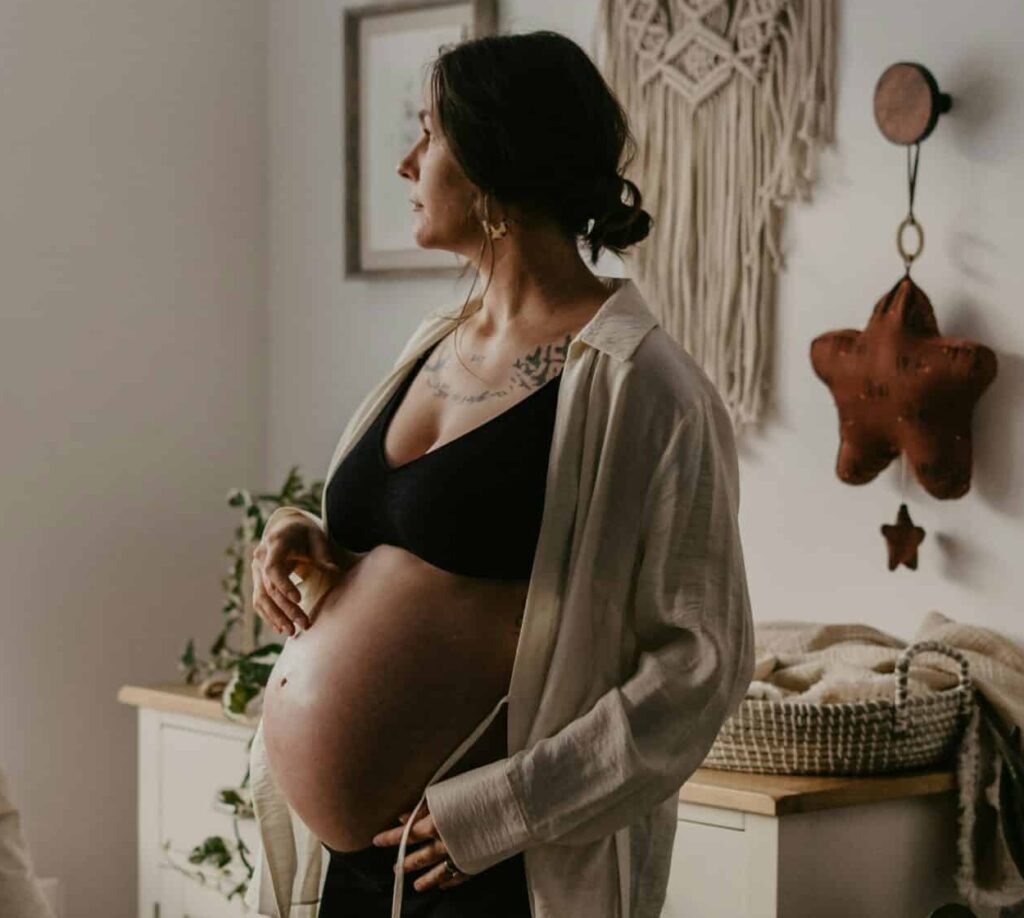 Femme enceinte sereine