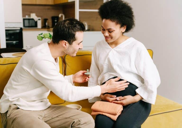 Préparer l&rsquo;arrivée de bébé en équipe pour un post partum serein